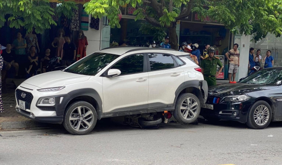 Video: Ô tô "nuốt" 3 người đi xe máy vào gầm khi đang lùi rồi leo lên nắp ca-pô xe BMW