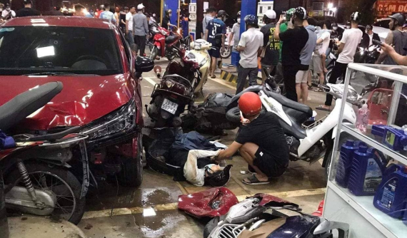 Video quay khoảnh khắc ô tô Honda City lao vào cây xăng trên đường Láng, tài xế có nồng độ cồn cao trong máu