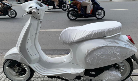 Giá xe Vespa Sprint Justin Bieber bị dân buôn "hét" lên 279 triệu đồng, chênh lệch 147 triệu đồng
