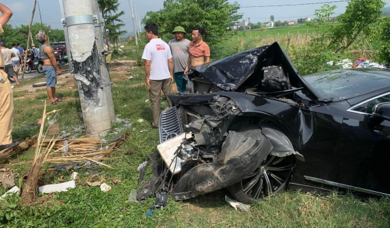 Volvo S90 tông cột điện, nát bét đầu, cư dân mạng nức nở khen: "Không hổ danh là xe an toàn nhất thế giới"