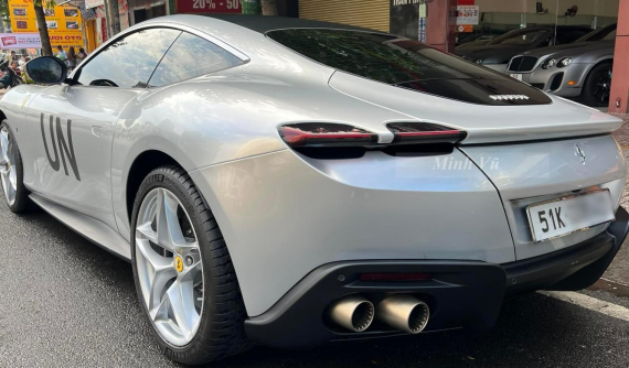 Ông Đặng Lê Nguyên Vũ cầm lái Ferrari Roma cuối tuần, màu áo khiến không ít người thích thú