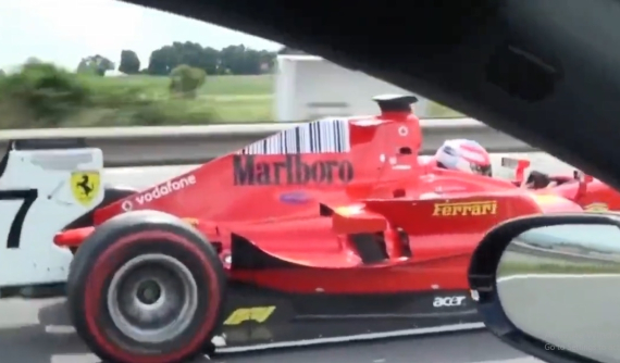 Chiếc xe đua Ferrari GP2 bí ẩn lại được phát hiện trên đường cao tốc ở Cộng hòa Séc