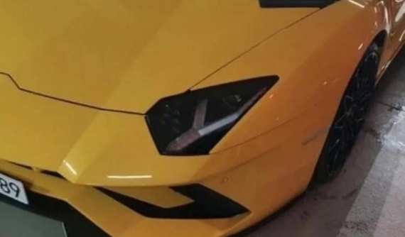 Siêu xe Lamborghini Aventador bị ngập nước được rao bán với giá "rẻ như cho" khiến cư dân mạng nghi ngờ