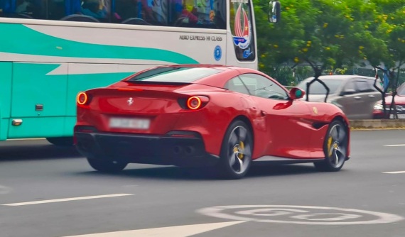 Siêu xe mui trần Ferrari Portofino M trên đường phố Sài thành