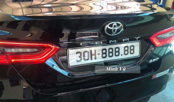 Toyota Camry mới đeo biển số ngũ quý 8 của Hà Nội xuất hiện tại Sài thành