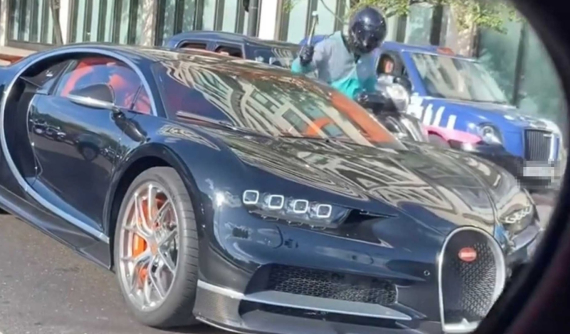 Video: Đập kính cửa sổ của siêu xe Bugatti Chiron đang dừng đèn đỏ để ăn trộm đồng hồ giữa ban ngày