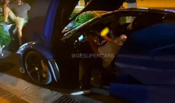 Video: Giao chìa khóa của "siêu ngựa" triệu đô Ferrari LaFerrari cho nhân viên trông xe, chủ xe nhận cái kết đắng