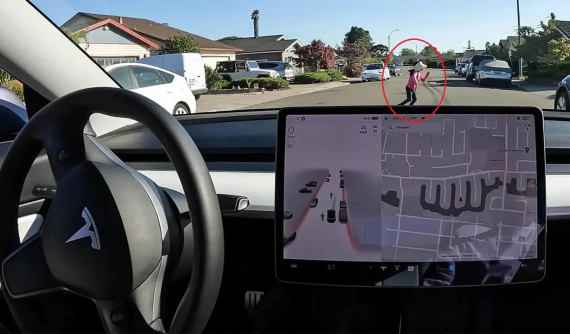 Chủ xe Tesla dùng chính con của mình để thử hệ thống tự lái hoàn toàn