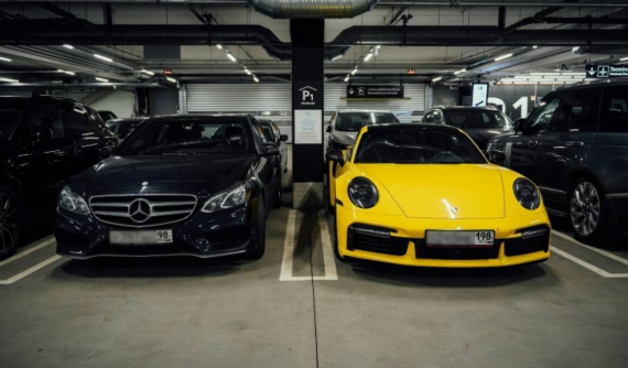 Hàng trăm chiếc xe sang dồn ứ trong bãi gửi xe của sân bay vì giới nhà giàu Nga "lách luật" để đi du lịch