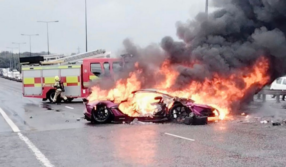 Siêu xe Lamborghini Aventador SVJ của ngôi sao mạng xã hội bị "hóa vàng" sau va chạm với Mazda CX-5