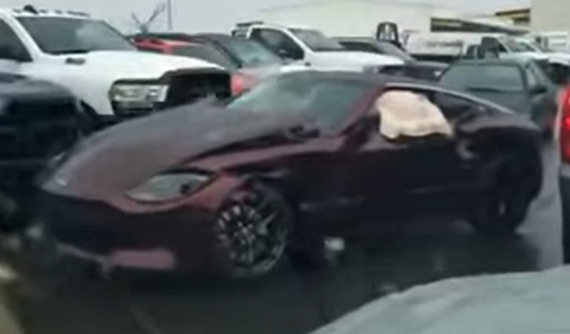 Nhân viên đại lý đâm hỏng chiếc Nissan "mới toanh" trong bãi đỗ trong khi khách không có xe để mua