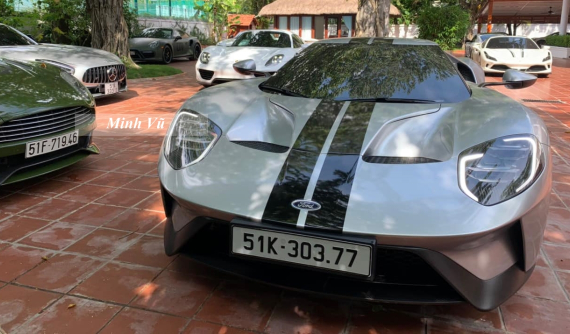 Bức ảnh chụp dàn siêu xe trăm tỷ đồng của doanh nhân Việt khiến cư dân mạng chú ý 1 xe mang màu lạ