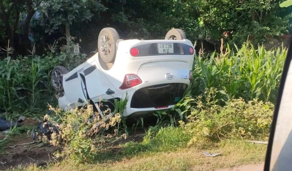 Video: Nữ tài xế lái ô tô Hyundai Grand i10 "phóng như bay", tông trực diện xe máy rồi lật ngửa