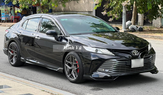 Toyota Camry 2.5Q trở nên khác lạ qua gói độ gần 200 triệu đồng