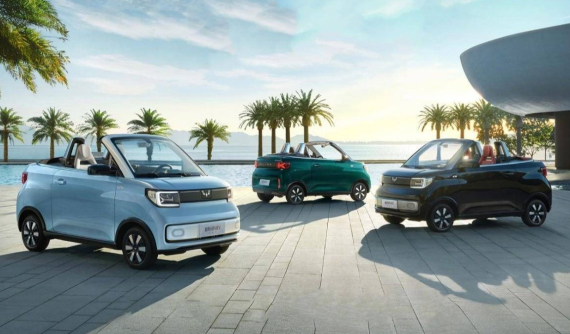 Xe mui trần giá rẻ Wuling Hongguang Mini EV Cabrio 2023 trình làng, khách muốn mua phải chơi xổ số