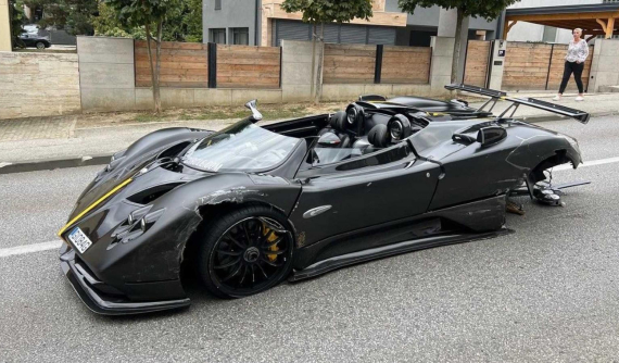 Pagani Zonda HP Barchetta chỉ có đúng 3 chiếc với giá bán 340 tỷ đồng gặp tai nạn nghiêm trọng