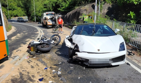 Video quay khoảnh khắc nữ biker tông xe mô tô trực diện vào siêu xe Lamborghini Gallardo tại Hồng Kông