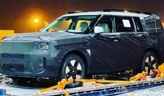 Hyundai Santa Fe 2024 tiếp tục lộ diện với cụm đèn mới trên đầu xe, có thể ra mắt vào năm sau