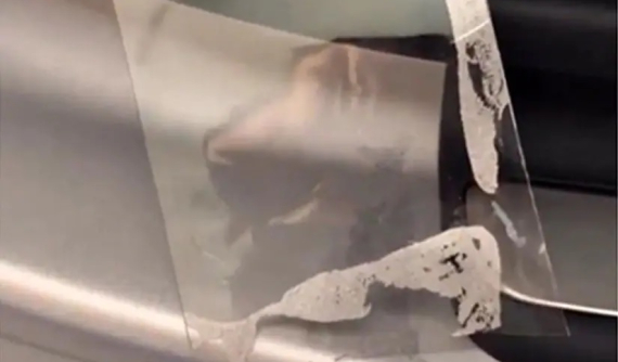 Xôn xao với đoạn video quay cảnh sơn của ô tô điện Hyundai Ioniq 5 bị bong tróc vì băng dính