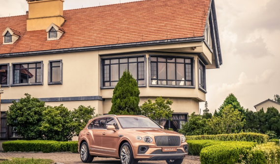 Bentley Bentayga EWB 2023 có gì mà sở hữu giá bán như một căn biệt thự tại Việt Nam?