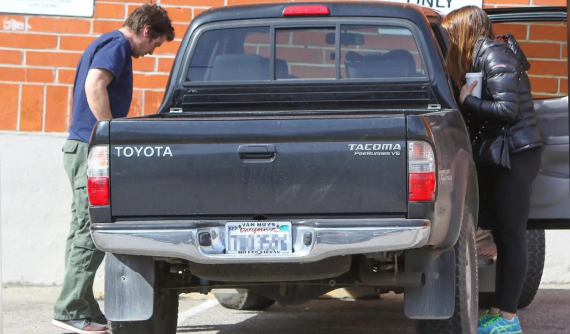Thay vì mua siêu xe hào nhoáng, "người Dơi" Christian Bale lại trung thành với xe bán tải Toyota