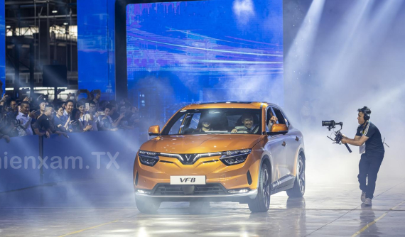 VinFast VF8 chính thức bàn giao 100 xe đầu tiên tới tay khách hàng Việt