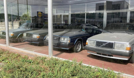 Đại lý ô tô bị bỏ không với 4 chiếc xe Volvo chưa từng lăn bánh vẫn nằm bên trong