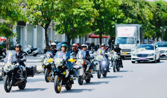 Hơn 20 xe ô tô cùng mô tô phân khối lớn xuất hiện trong đám cưới ở Hà Tĩnh khiến dân tình trầm trồ