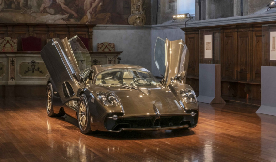 Ngất ngây với siêu phẩm Pagani Utopia có thân xe bằng sợi carbon trần