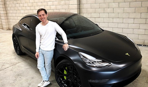 Triệu phú đô la "chia đôi tiền ăn với bạn gái" chỉ cách mua Tesla Model 3 với 78 USD/tháng