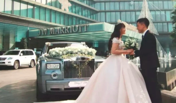 Thuê ô tô hạng sang có khó không? Thuê một chiếc Rolls-Royce Phantom như đám cưới của "Anna Bắc Giang" tốn bao nhiêu tiền?