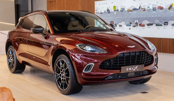 Cận cảnh Aston Martin DBX với màu sơn đỏ Liquid Crimson độc nhất Việt Nam