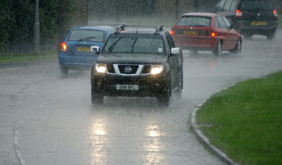 Rửa xe ô tô bằng nước mưa, tưởng tiết kiệm hóa ra "lợi bất cập hại"