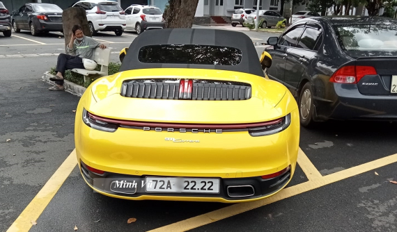 Đã xe Porsche mui trần còn đeo biển "tứ quý", chủ nhân chiếc 911 Carrera Cabriolet này vừa giàu vừa may mắn