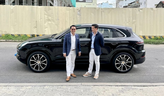 NTK Thái Công cùng bạn trai kém 17 tuổi tậu Porsche Cayenne sau khi đã đặt mua Porsche 911 chưa bao lâu