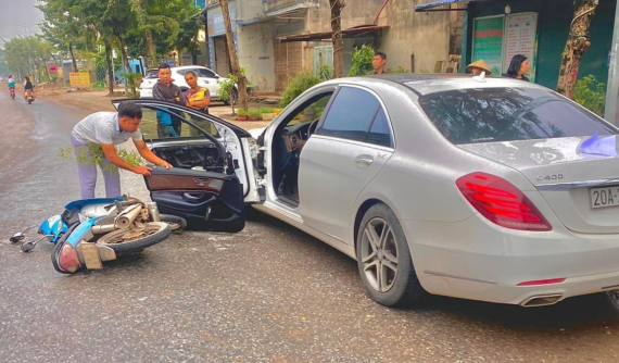 Video: Xe sang Mercedes-Benz S400 do nữ tài xế cầm lái bị gãy cửa sau cú va chạm với xe máy