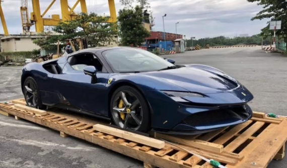 Siêu xe Ferrari SF90 màu xanh của Cường "Đô-la" đã về nước nhưng nó lạ lắm, chỉ có 2 xe tại Việt Nam
