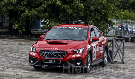 Cuối tuần đi xem tay đua 71 tuổi drift xe Subaru tại Mỹ Đình