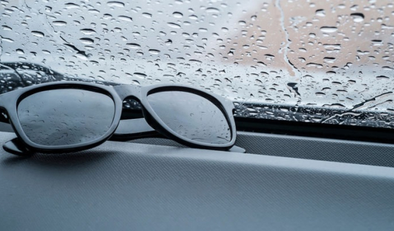 Sự thật về lời đồn đeo kính râm sẽ giúp người lái ô tô dễ quan sát hơn khi trời mưa