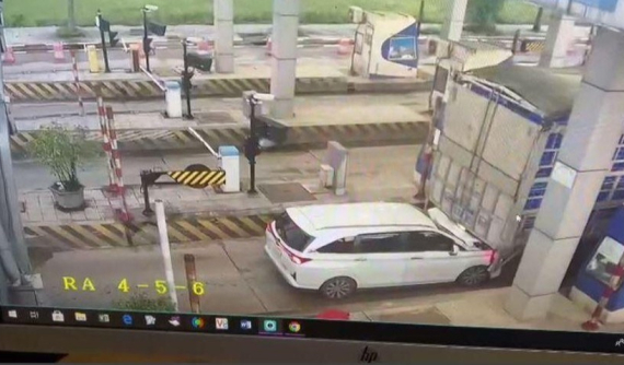 Video: Sau 18 lần trốn thu phí trót lọt, ô tô con Toyota Veloz Cross rúc đuôi xe tải khi định trốn lần nữa