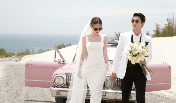 Bộ ảnh cưới ngọt ngào của diễn viên Bình An và Á hậu Phương Nga có sự góp mặt của chiếc xế cổ Ford Falcon hàng hiếm