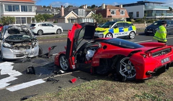 Video: Nhân viên gây tai nạn cho siêu xe Ferrari Enzo hơn 60 tỷ đồng của khách, thiệt hại trên 10 tỷ đồng