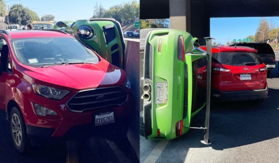 Porsche 911 GT3 RS lật nghiêng, dính chặt vào dải phân cách sau va chạm với Ford EcoSport