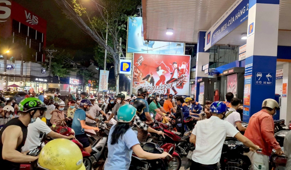 Người dân xếp hàng dài mà vẫn không có xăng để mua, các cây xăng báo "hết tiền nhập hàng"