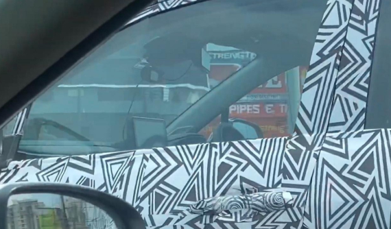 Toyota Innova 2023 bị bắt gặp khi đang chạy trên đường phố, lộ màn hình giống Corolla Cross