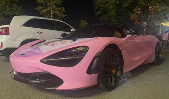 Không thích bộ áo đề-can hơn tỷ đồng, cô gái bán mỹ phẩm dán cho xe McLaren 720S Spider màu nữ tính