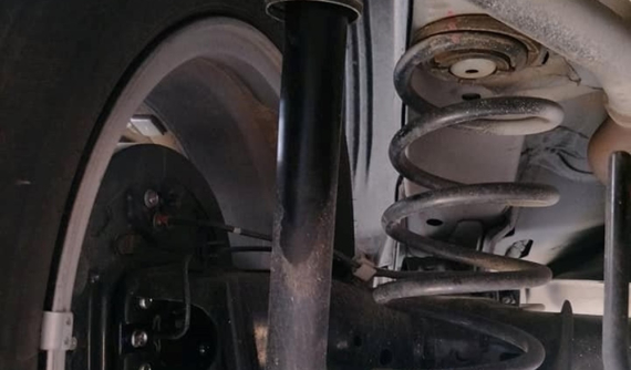 Giảm xóc ô tô hỏng một bên có cần thay cả cặp không?