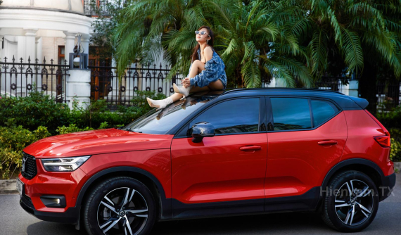 Nữ ca sĩ Mai Diệu Ly khoe dáng bên chiếc Volvo XC40 của mình