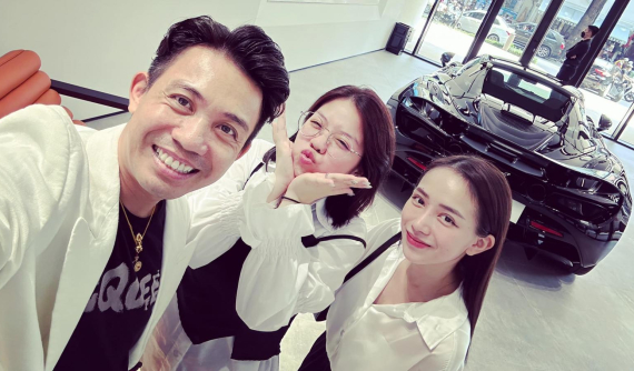 Minh "Nhựa" khoe ảnh dẫn 2 cô con gái rượu đi xem siêu xe, dân mạng phán "hổ phụ sinh hổ tử" không sai