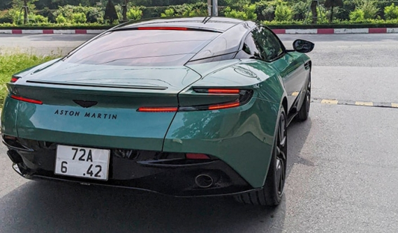 Aston Martin DB11 V8 với màu sơn độc Racing Green 1959 vừa về nước đã làm dâu tại Vũng Tàu